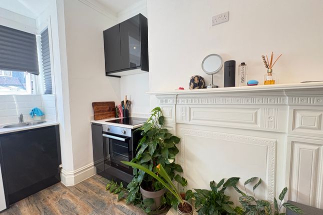 24, London photo 3