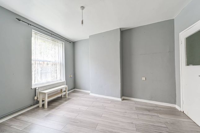 Flat for sale in Pearce House, Clapham Park, London