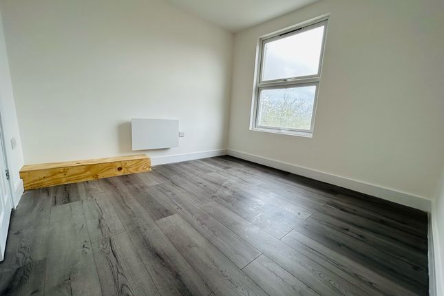 Flat 2, 2, HEANOR photo 5
