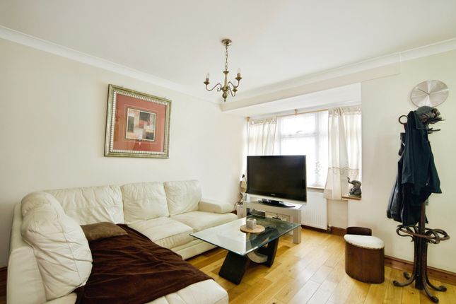 Leyburn Road, London photo 4