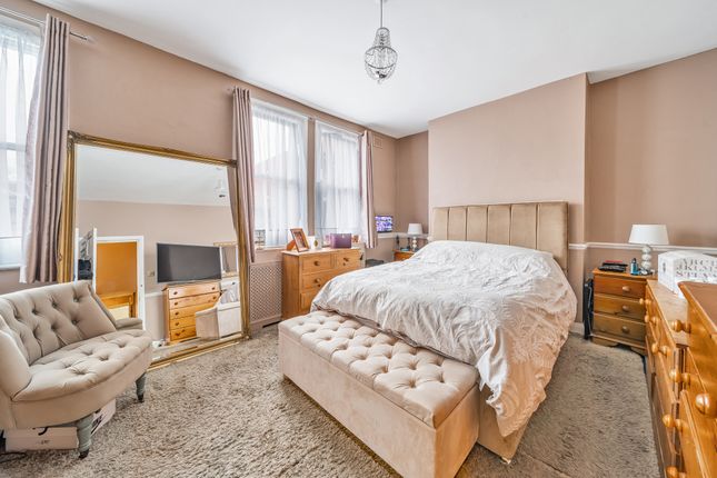 End terrace house for sale in Giesbach Road, London