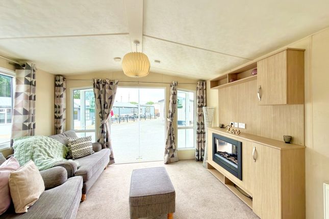 Oaklands Holiday Park, Nr-Clacton-On-Sea photo 3