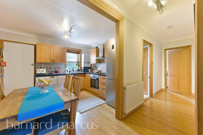 Flat for sale in Clifford Avenue, London