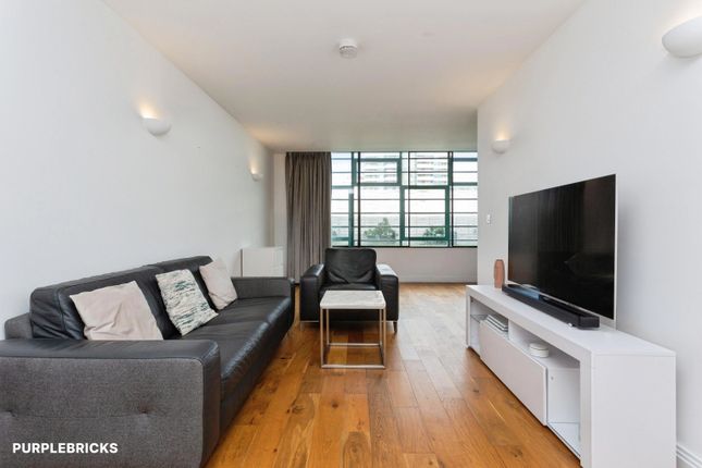 Flat 27/Hoover Building, Western Avenue, Greenford photo 4