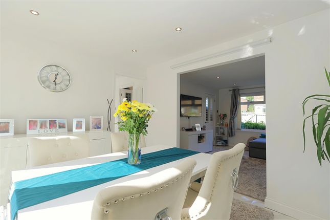 23, Rossefield Approach, Bramley photo 3