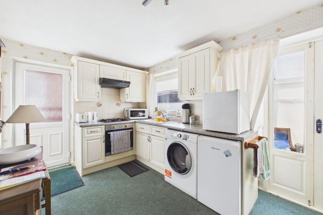 8, Springfield Grove, Bradford photo 4