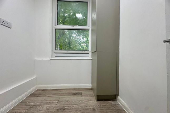 Flat 3, 167 St James Road, Surrey photo 5