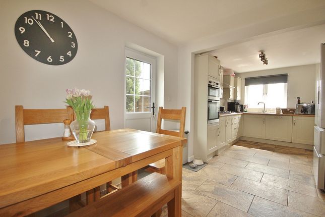 3, Lovell Close, Ducklington photo 4