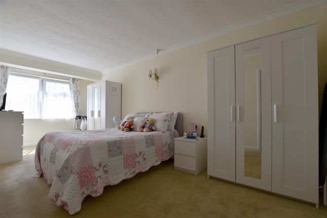Flat 8, Valley Court, Beechwood Gardens, Caterham photo 5