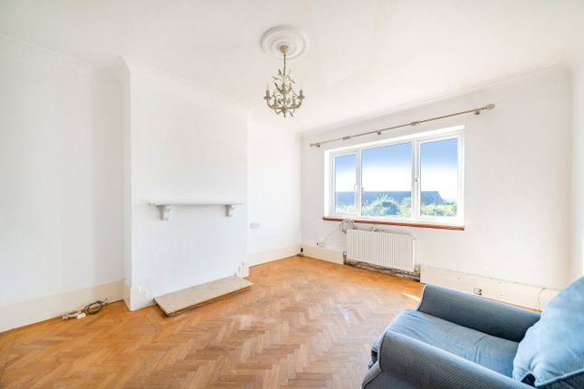 27, Bricksbury Hill, Farnham photo 2