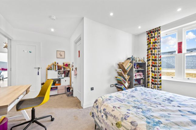 Flat for sale in Chambers Hill Park, Wimbledon