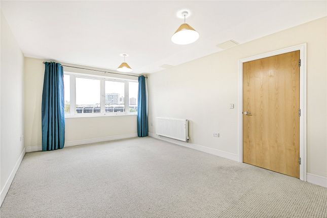 92, Sundeala Close, Surrey photo 2