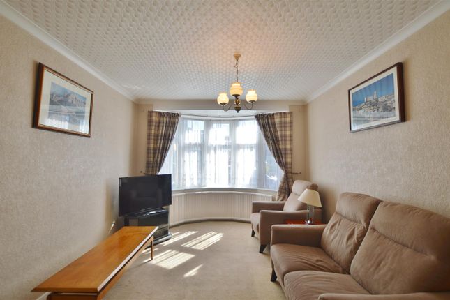 184, Stoke Poges Lane, Slough photo 3