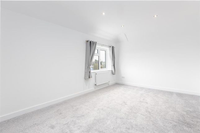 Flat 2, 185 Park Avenue, Bushey photo 5