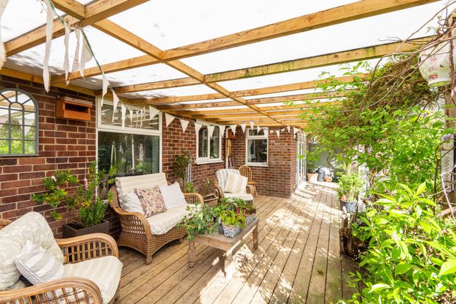 12 Manor Park Road, Lowestoft photo 2
