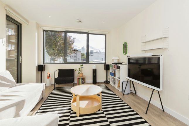 Flat for sale in St. Pauls Way, London