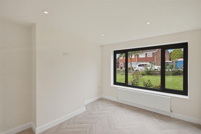 26, Brooke Drive, Chesterfield photo 4