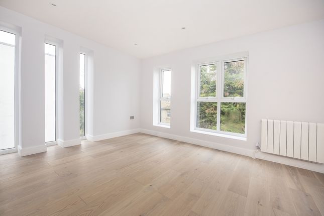 Flat to rent in Cromwell Road, Kingston Upon Thames