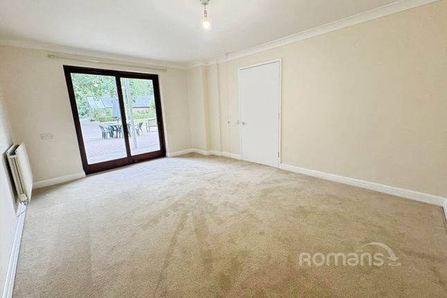 2, Emmbrook Court, Berkshire photo 4