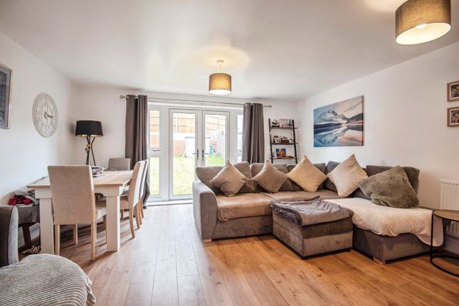 3, Belpaire Close, Henlow photo 2