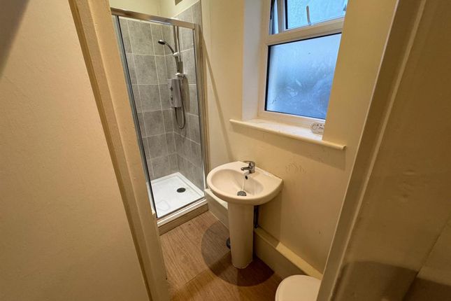 Front Ground Floor Flat, 21, Parkgate Road, Wallington photo 4