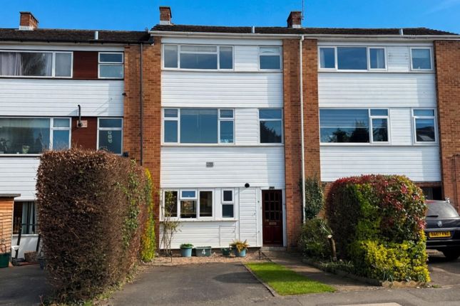 3-bed flat on 4A, Kingsway, Camberley, £80,000