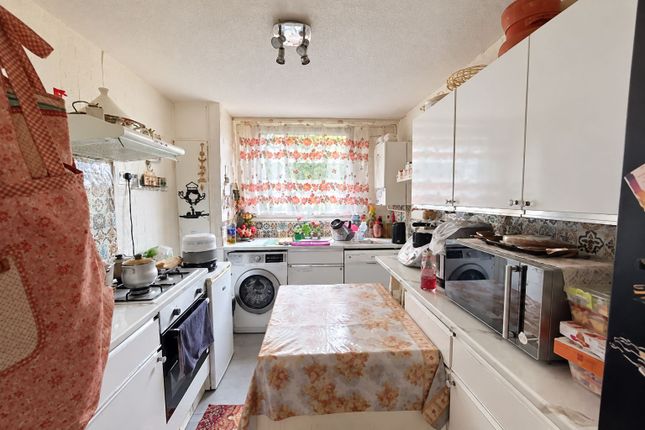 Flat 52 Lecky House, Oman Avenue, London photo 4