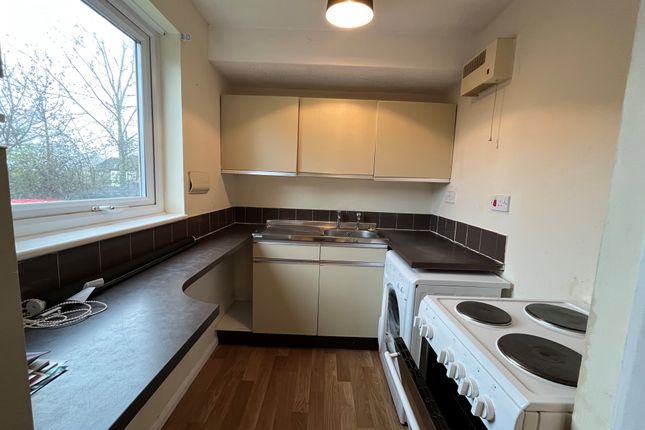 2, Stonefield Close, Swindon photo 4
