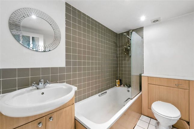 Flat 2, 6, Gunton Road, London photo 4