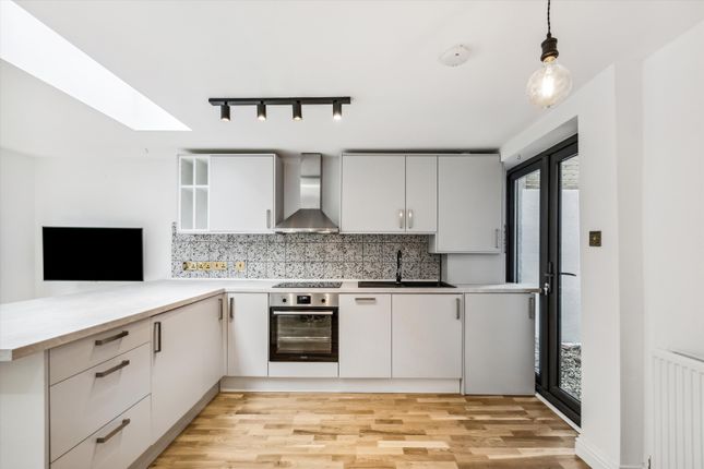 Maisonette for sale in Davisville Road, London