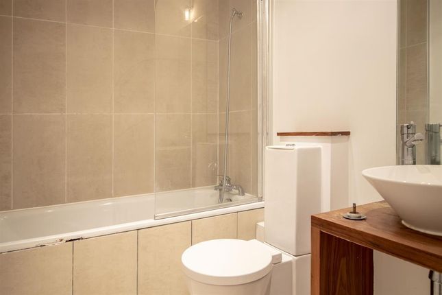 Flat to rent in Quaker Street, London, London