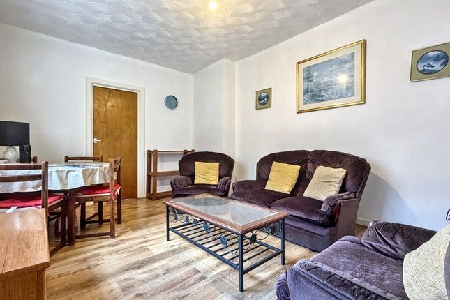 Bright, Well-Presented Living Room With Comfortabl...