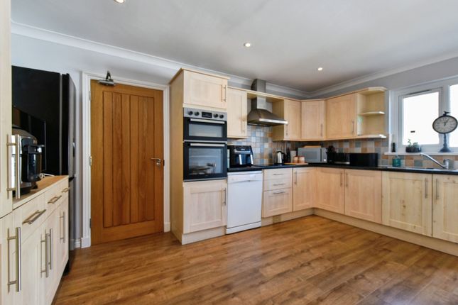 16, Clos Nant-y-Ci, Ammanford photo 3