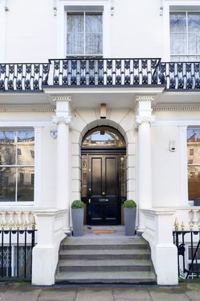 Flat for sale in Porchester Square, London