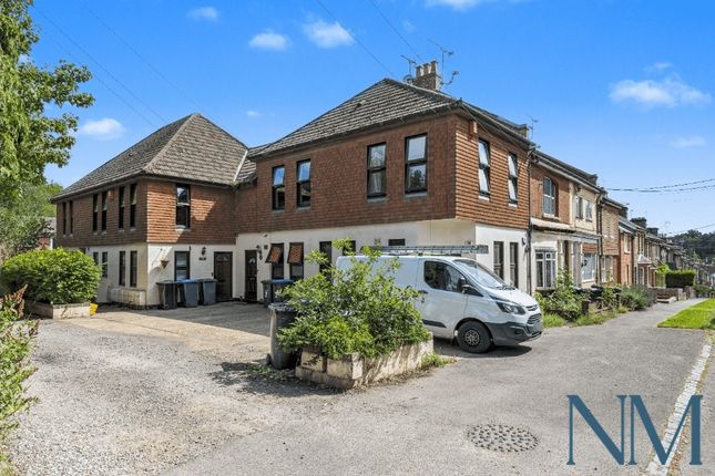 Lovely 2-Bed Flat For Sale In The Old Bakery, Crawley Down | New Move Estate Agency