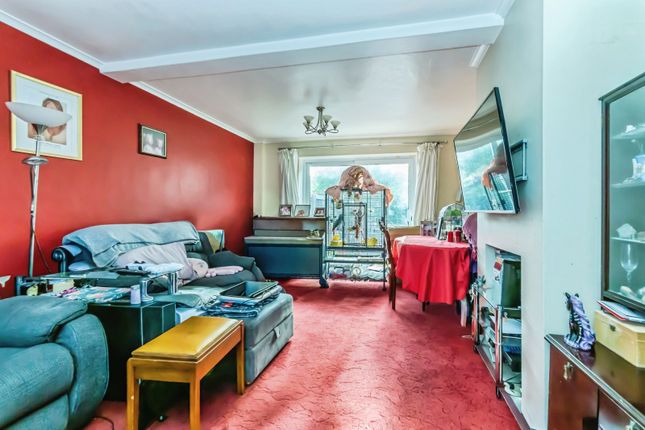 17, Kennelwood Crescent, Croydon photo 2