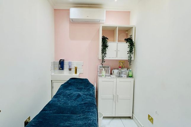 1-bed house on New You Hair  Skin, 62 Theobalds Road, London, £600/mo