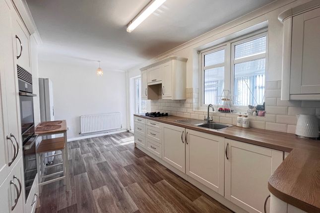 198 Faringdon Avenue, Romford photo 3