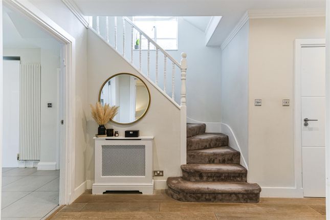 60, Litchfield Way, London photo 2