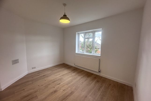 Flat C, 308, Haydons Road Wimbledon, London photo 4