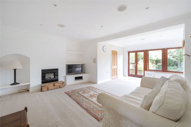 2, Farleys Close, Surrey photo 4
