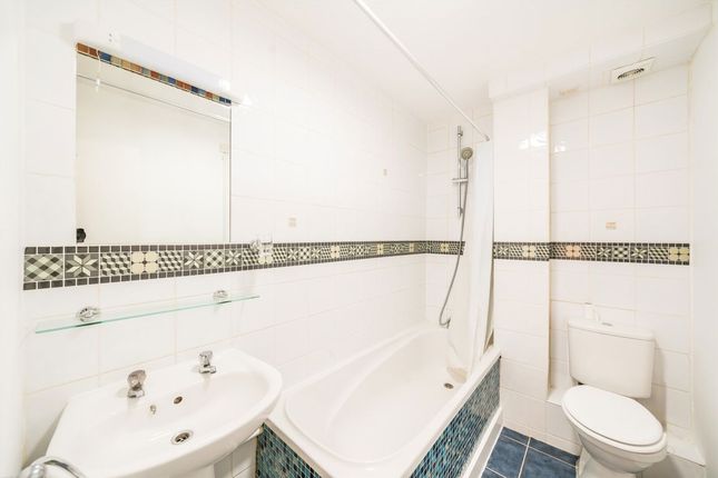 7, Butterfield Close, Twickenham photo 5