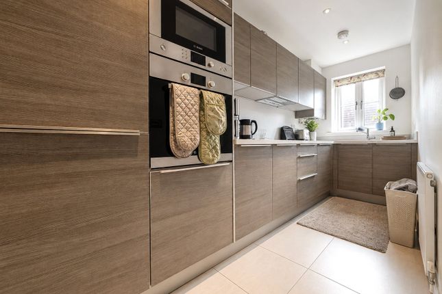 18, Hunters Place, Surrey photo 2