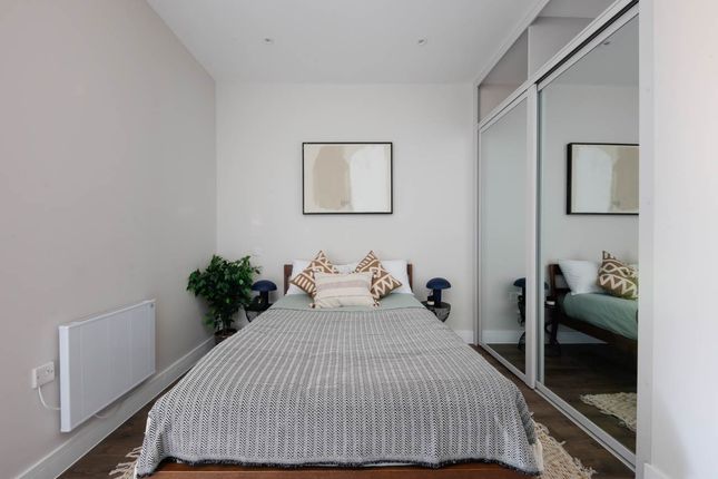 Flat for sale in Victoria Road, Gidea Park, Romford