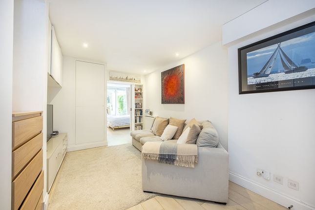 Duplex to rent in Melrose Road, London