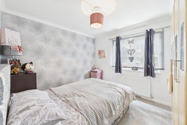 3, Third Avenue, Garston Park, Reading photo 4