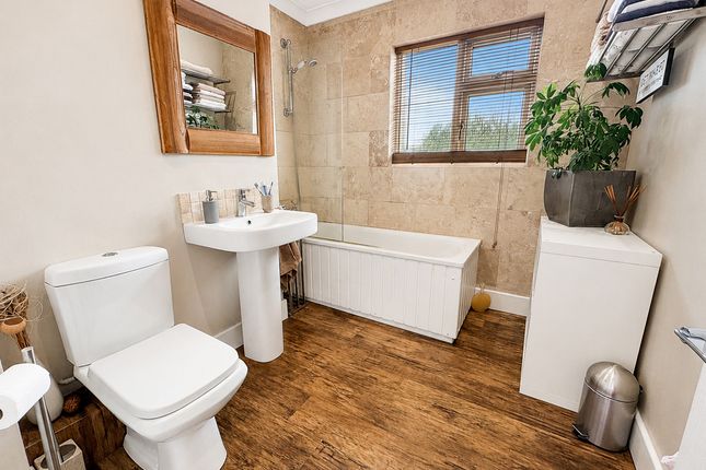 Flat Flat 3, 58, Greensward Lane, Essex photo 4