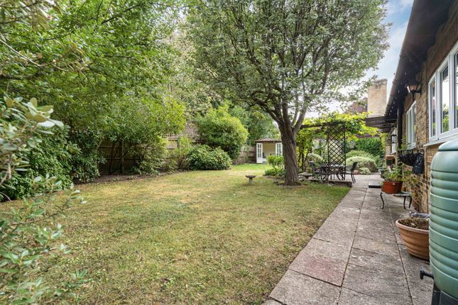Twin Gates, Guildford Road, Leatherhead photo 3