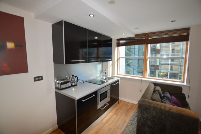 Studio flat on 18, Leeds, £750/mo