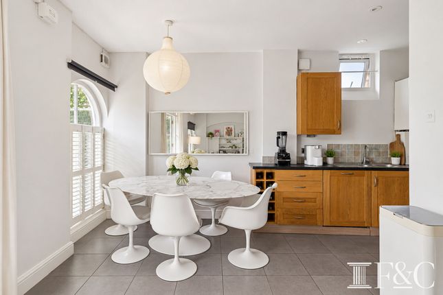Flat Flat 2, 125, Castelnau, London photo 4